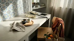 A solidão na idade adulta: o sinal discreto de que a rede está a falhar — e por onde recomeçar