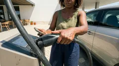 Viagem longa num carro elétrico: a regra dos 80% e outras lições da estrada