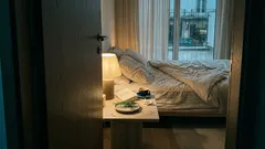 Um ramo de alecrim na mesa de cabeceira antes de dormir: o que pode mudar no quarto (e que cuidados ter)