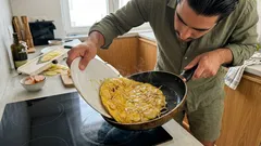 Tortilha de batata cremosa por dentro: o corte fino, a fritura lenta e um ovo mais rico