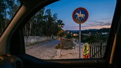 A placa do cavaleiro parece decorativa — mas não é: o que lhe está a pedir na estrada